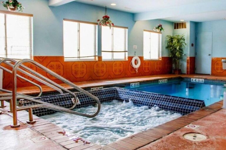 Hotels with Private Hot Tubs for Couples - Oklahoma City