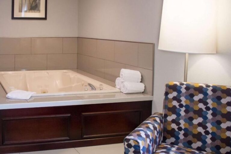Hotels with Spa Bath in Room in Toledo Ohio 3