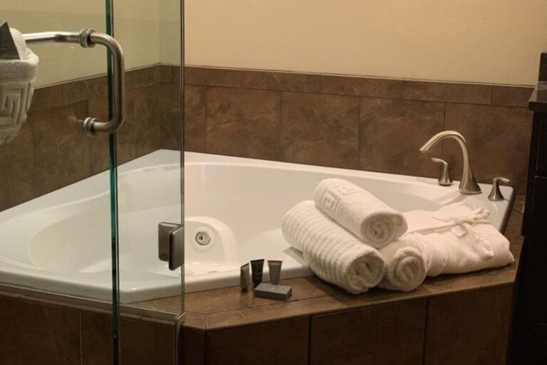 Hotels with Spa Bath in room in Williston