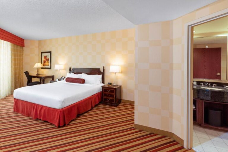 Hotels with Spa Tub - Oklahoma City 4