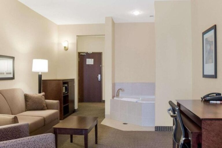 Hotels with Whirlpool Baths in Room in Rapid City 4