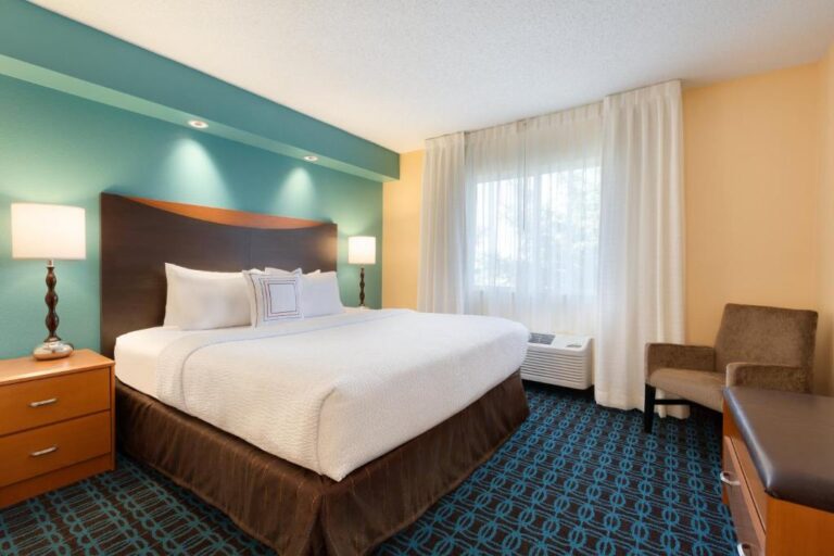 Hotels with a Hot Tub in Bismarck - Fairfield Inn & Suites 2