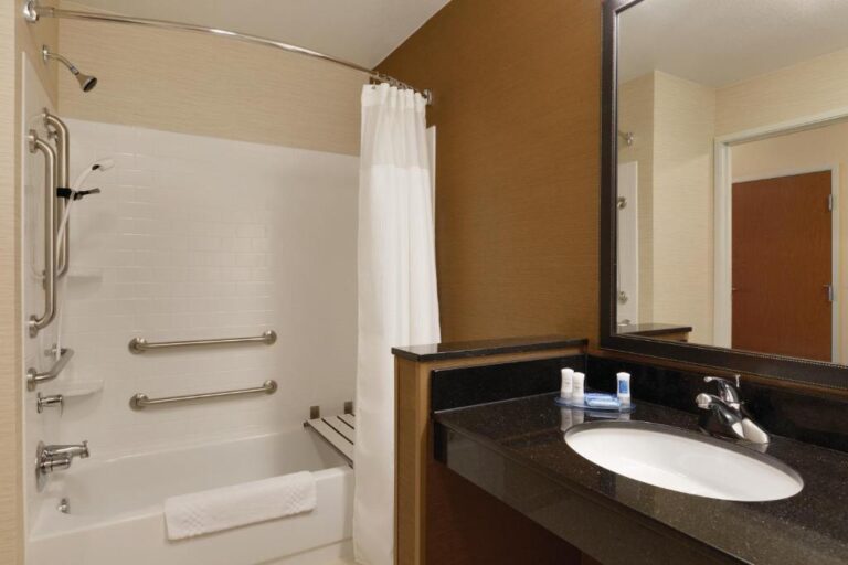 Hotels with a Hot Tub in Bismarck - Fairfield Inn & Suites 4