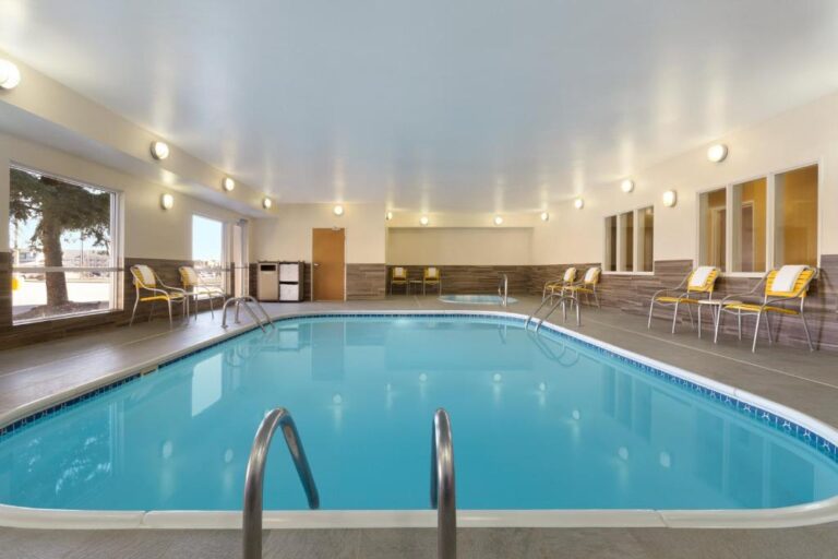 Hotels with a Hot Tub in Bismarck - Fairfield Inn & Suites