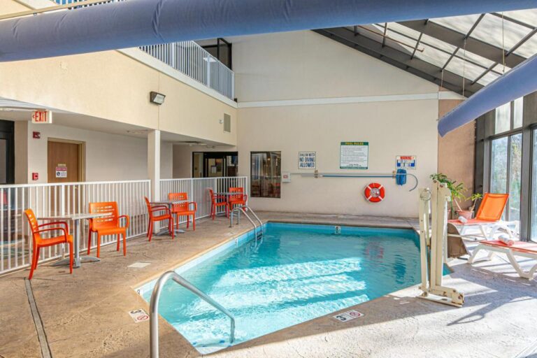 River Bend Inn - Pigeon Forge with indoor pool in gatlinburg