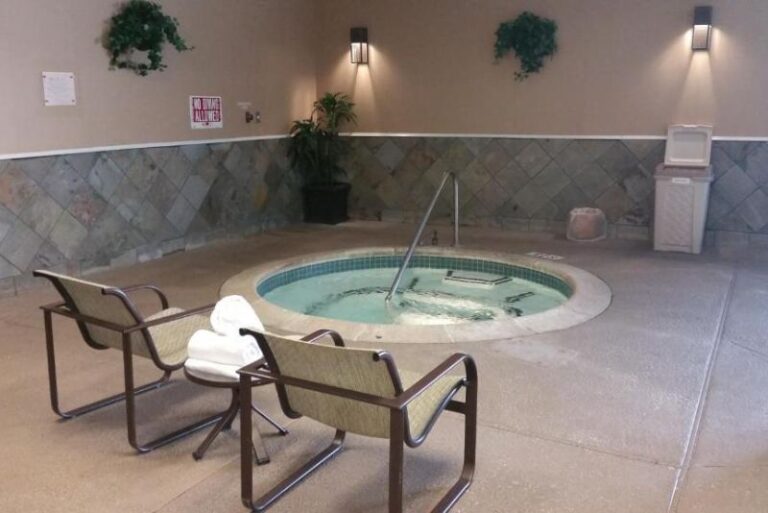 Romantic Hotels with Hot Tubs - Tulsa 4