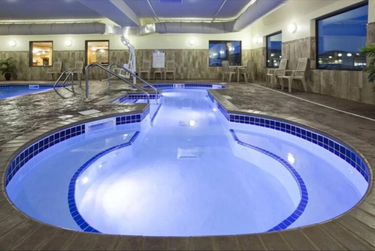 Romantic Hotels with Hot Tubs in Room in Grand Forks - Expressway Suites 2