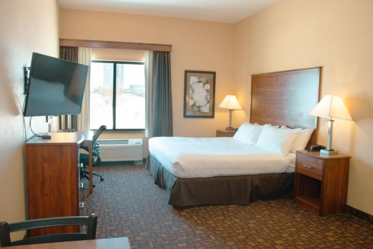 Romantic Hotels with Hot Tubs in Room in Grand Forks - Expressway Suites 3