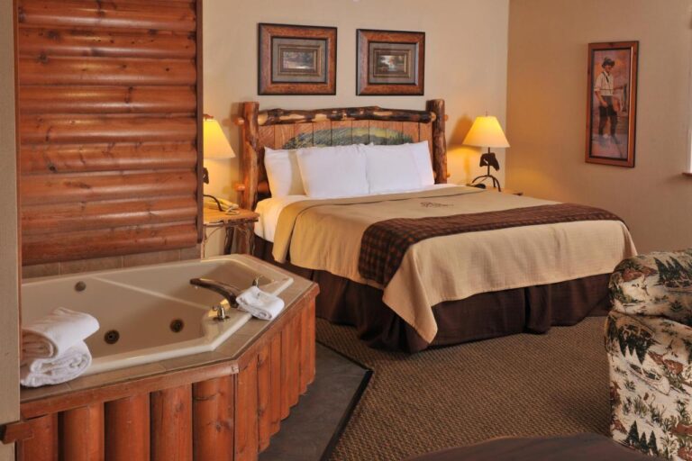 Stoney Creek Hotel Peoria hot tub in room in Illinois