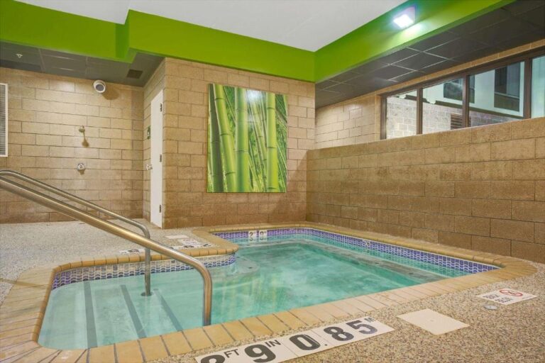 Wingate by Wyndham Fargo - Hotel with In-Room Spa Bath 2