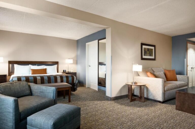 Wingate by Wyndham Fargo - Hotel with In-Room Spa Bath 3