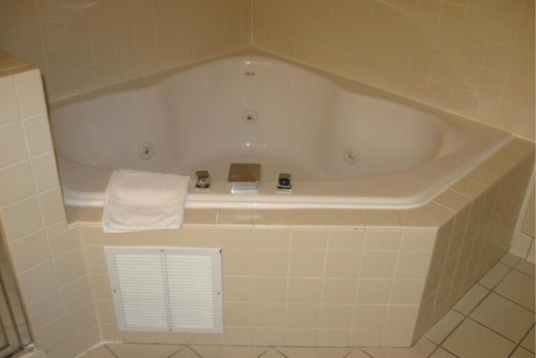 Wingate by Wyndham Fargo - Hotel with In-Room Spa Bath 5