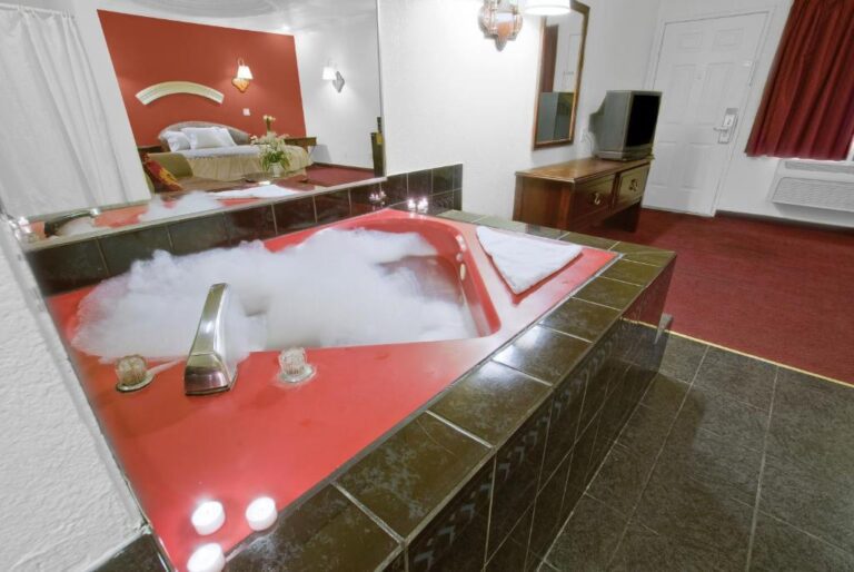 honeymoon suites at Americas Best Value Inn in los angeles