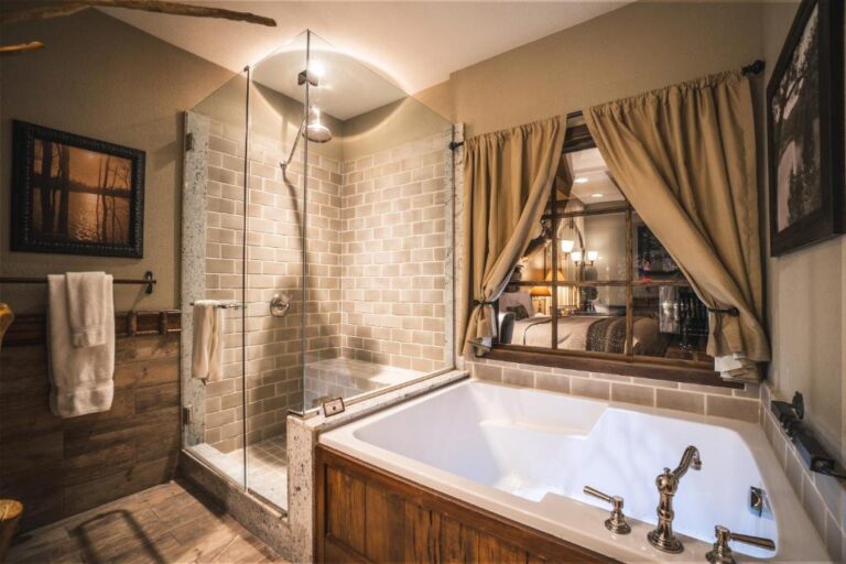honeymoon suites at Big Cypress Lodge in memphis