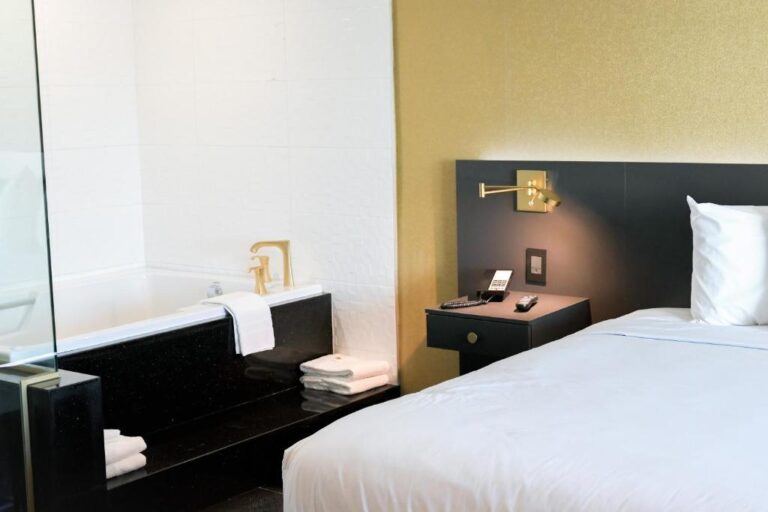 honeymoon suites at Glen Capri Inn and Suites in los angeles
