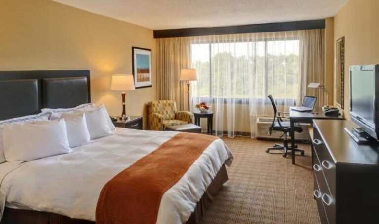 honeymoon suites at Radisson Freehold in new jersey
