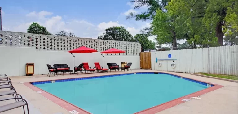 honeymoon suites at River Bluff Inn in memphis