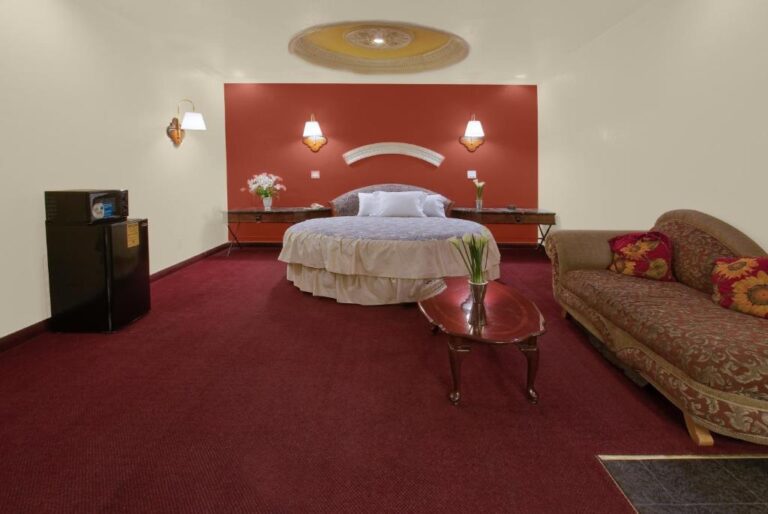 honeymoon suites in los angeles at Americas Best Value Inn