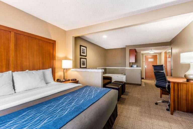 honeymoon suites in memphis at Comfort Inn & Suites Airport