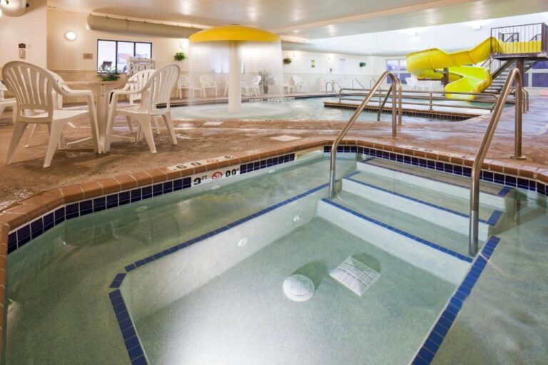 hotels in Fargo with Hot Tub - Expressway Suites 2