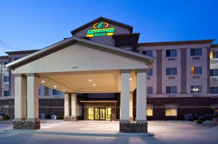 hotels in Fargo with Hot Tub - Expressway Suites