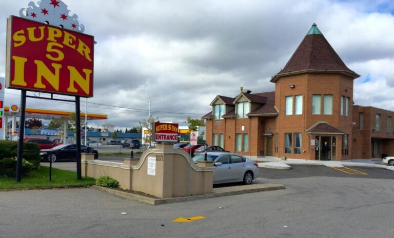 toronto weeknd getaways at Super 5 Inn