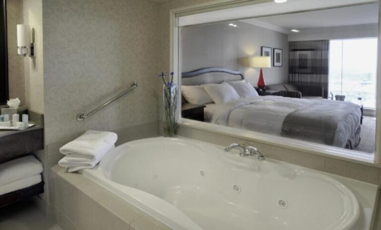 weekend getaways at Hilton Niagara Falls from toronto
