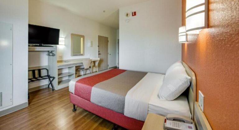 weekend getaways from toronto at Motel 6-Brampton