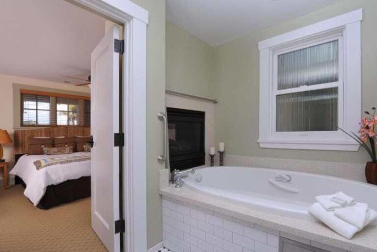 Accommodation with Hot Tub in Room in California 6