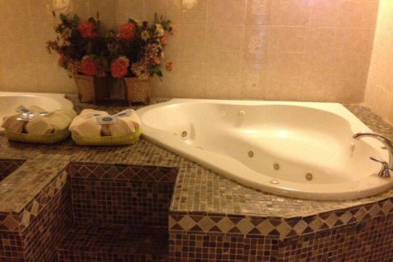 Accommodations in Kansas City with Jetted Tub in Room 4