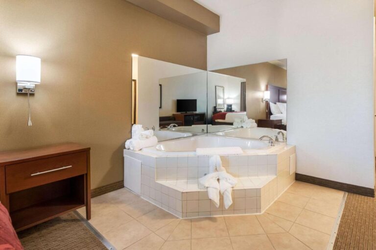 Comfort Suites Atlantic City North hot tub in room in nj