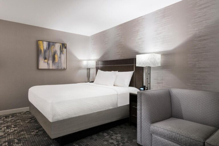 Courtyard by Marriott Edgewater NYC Area with indoor pool in nyc 3