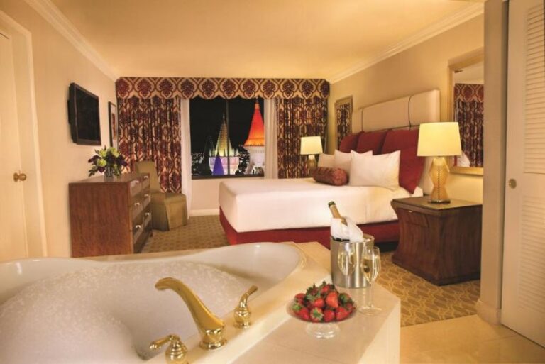 Fantasy Hotels in Las Vegas for Couple's Getaway 3 (2)