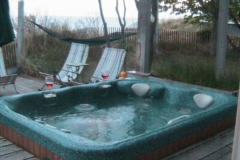 Holiday Homes in Michigan with Hot Tub