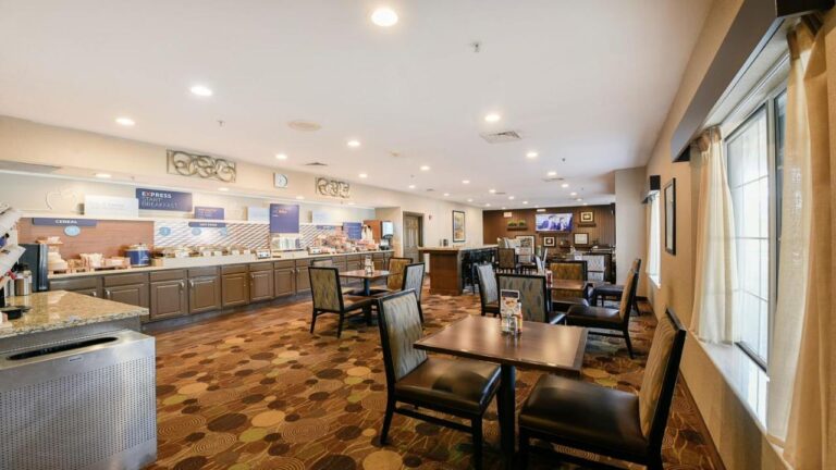 Holiday Inn Express Hotel & Suites Chicago-Deerfield 2