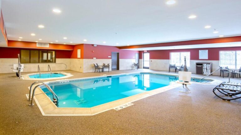 Holiday Inn Express Hotel & Suites Chicago-Deerfield