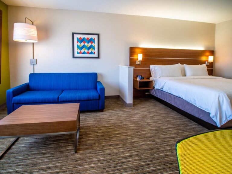 Holiday Inn Express & Suites Oklahoma City Airport an IHG Hotel with indoor pool 2
