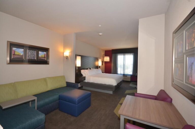 Holiday Inn Express & Suites Oklahoma City Mid Arpt Area an IHG Hotel with indoor pool d