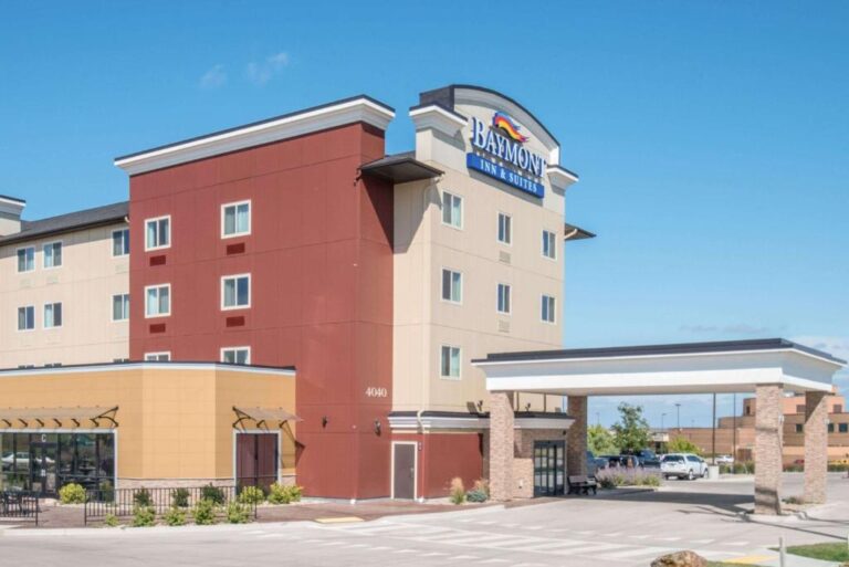 Hotels for Couples with Hot Tub in Rapids City