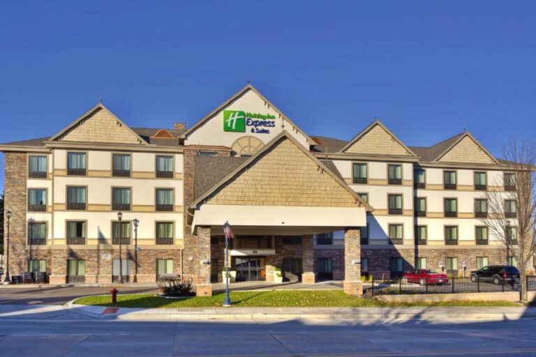 Hotels in Central Michigan with Hot Tub in Room