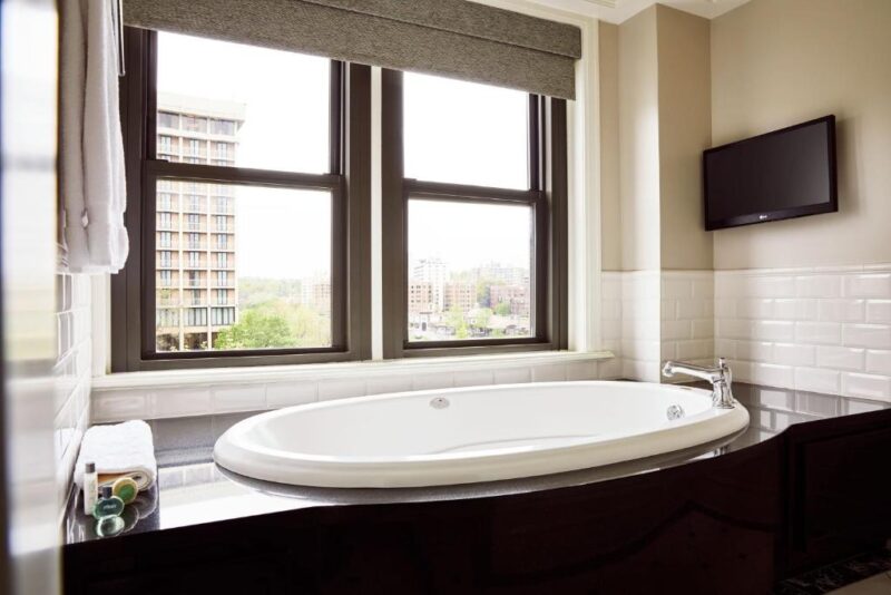 Hotels in Kansas City with Spa Bath in Room 4