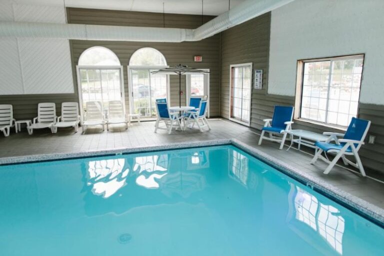 Hotels in Michigan with Hot Tub in Room 3