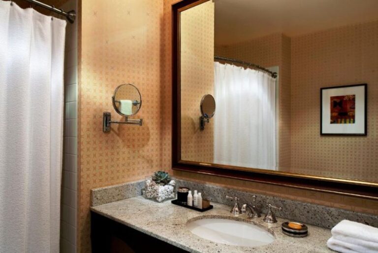 Hotels in Salt Lake City with Spa Tub in Room 3