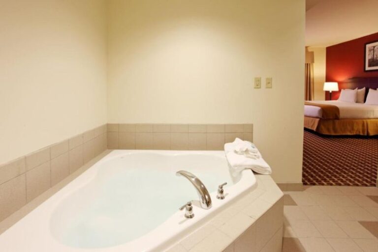 Hotels with Hot Tubs in Room - Columbus 3