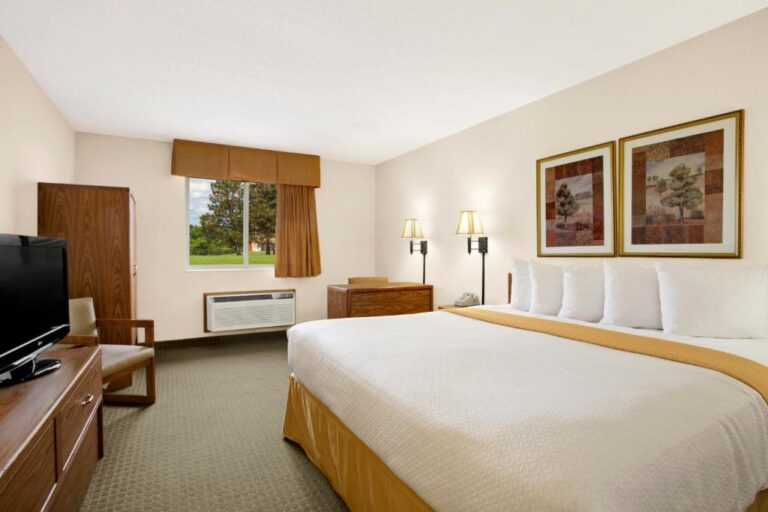 Hotels with Hot Tubs in Room in Rapid City South Dakota - Deluxe King Suite