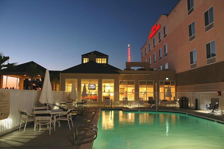 Hotels with In-Room Hot Tubs in California