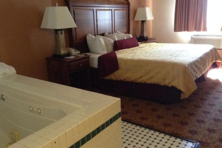 Hotels with Private Spa Bath in Michigan