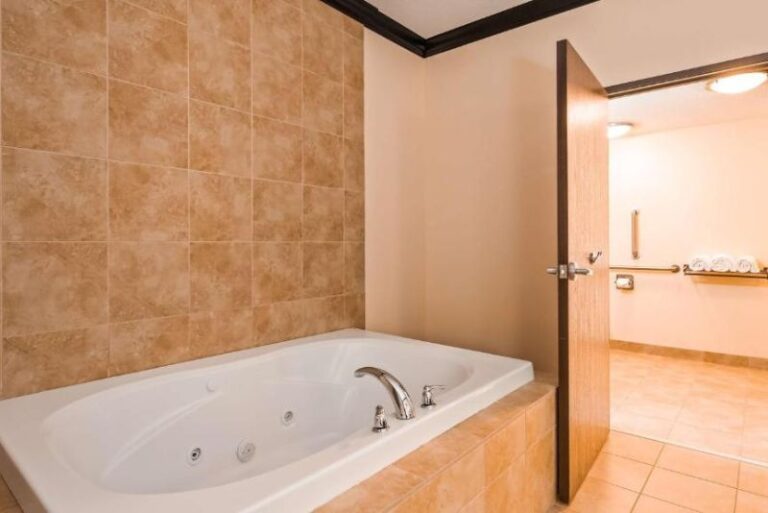 Hotels with Whirlpool Tubs in Room in Salt Lake City 4