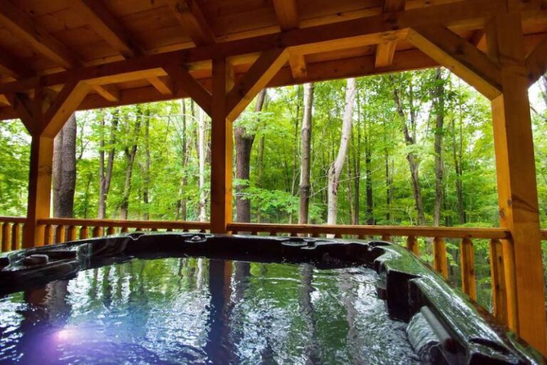 Private Accommodations with Hot Tubs in Columbus 2