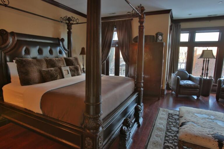 Bed and Breakfast with Hot Tub in Chicago